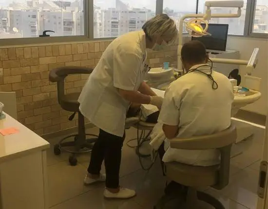 דר חיים ברקוביץ במרפאה